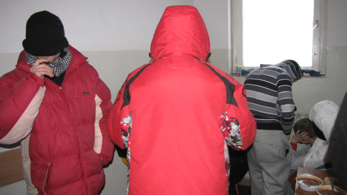 Bezdomni w ogrzewalni przy Kijowskiej w Warszawie nie siedzą już na podłodze. Dzięki interwencji  reporterki RMF FM w placówce dostawiono dodatkowe miejsca siedzące, a starsza pani na wózku inwalidzkim trafiła do całodobowego ośrodka.