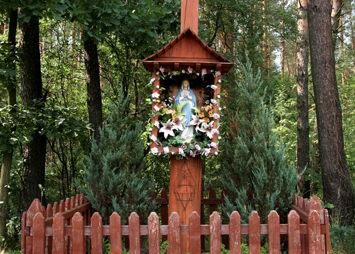 53-letnia kobieta zniszczyła figurki Matki Boskiej w przydrożnej kapliczce w Krynicy Zdroju. Policjantom, którzy ją zatrzymali, tłumaczyła, że zdenerwowała się na Matkę Boską.