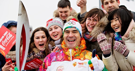 Po pokonaniu 65 tys. kilometrów, wizycie w kosmosie i na dnie jeziora Bajkał, ogień olimpijski dotarł do Soczi, gdzie jutro rozpoczną się zimowe igrzyska. Przed ceremonią otwarcia pochodnię poniesie jeszcze 300 osób, w tym wielu celebrytów.