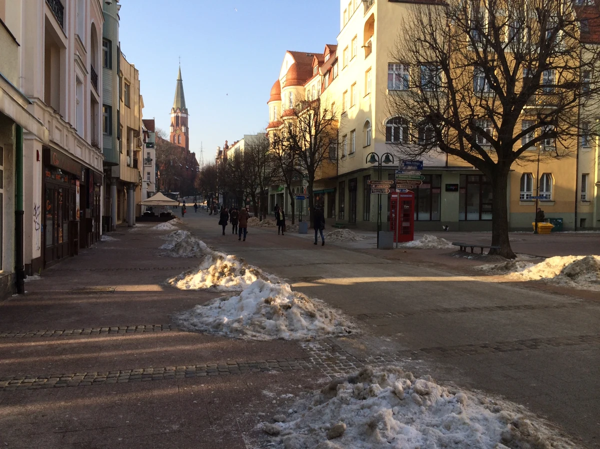 Sopocki Monciak od najbliższego piątku ma być bardziej bezpieczny. Miasto dogadało się z policją w sprawie dodatkowych patroli - na razie tylko w weekendy, ale niewykluczone, że latem także w tygodniu. Decyzję taką podjęto po tym, jak na sopockim deptaku nożem został zaatakowany syna znanego biznesmena. Zajście miało miejsce pod koniec stycznia.
