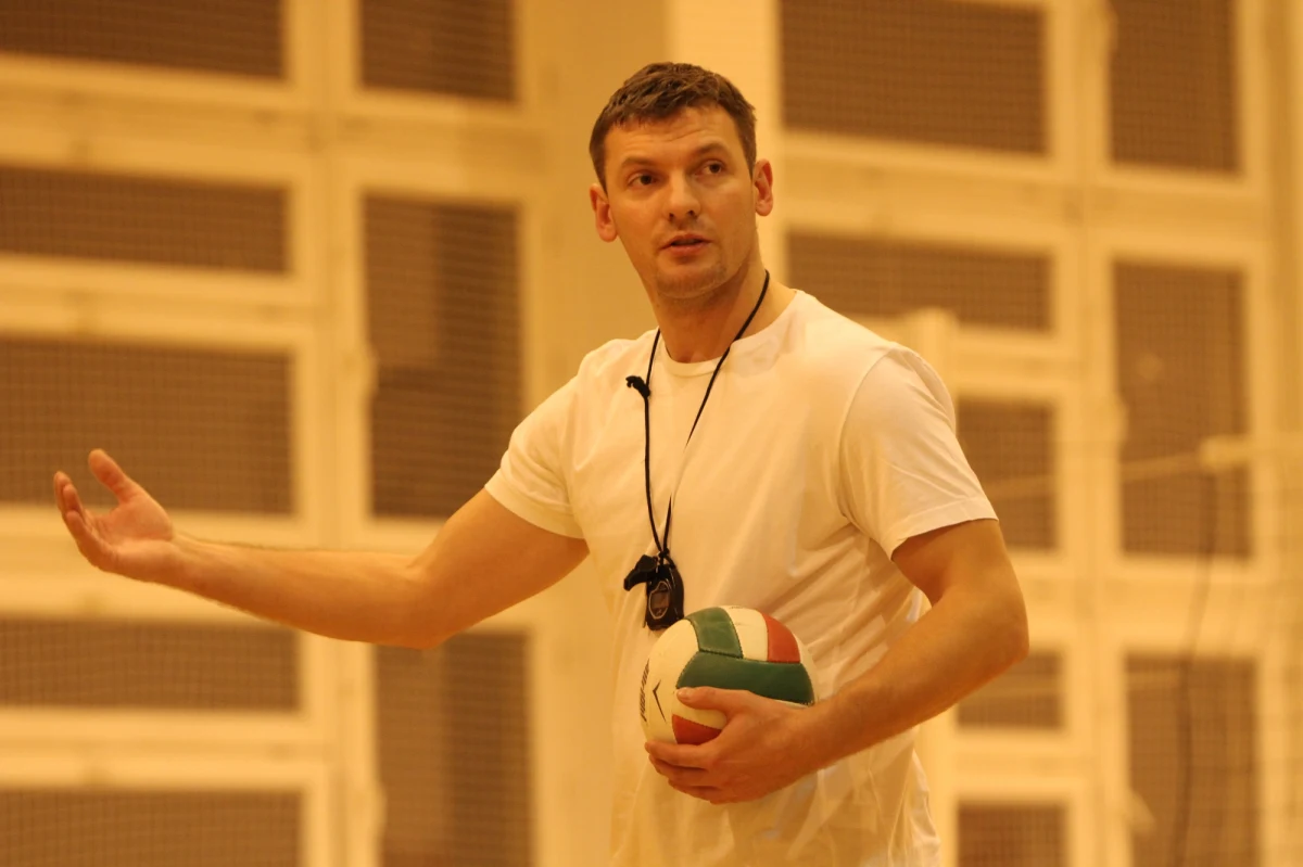 "Resovia ma szansę nawet na podium" - mówi były siatkarz, a obecnie poseł Paweł Papke przed ćwierćfinałowym meczem siatkarskiej Ligi Mistrzów. W historycznym starciu Jastrzębski Węgiel zagra z Resovią Rzeszów. Pierwszy mecz dzisiaj, rewanż - we wtorek. 