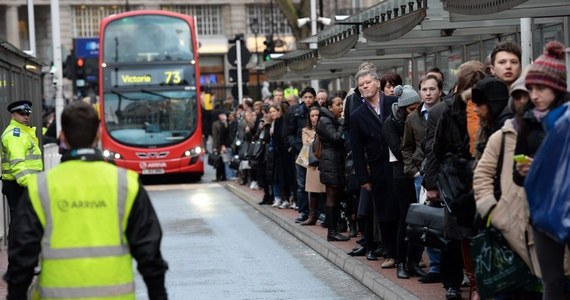 Wczoraj późnym wieczorem rozpoczął się dwudniowy strajk pracowników londyńskiego metra. Zakłócenia w ruchu pociągów mogą potrwać nawet do piątku. Kolejny strajk metra zapowiedziano już na 11 lutego. 
