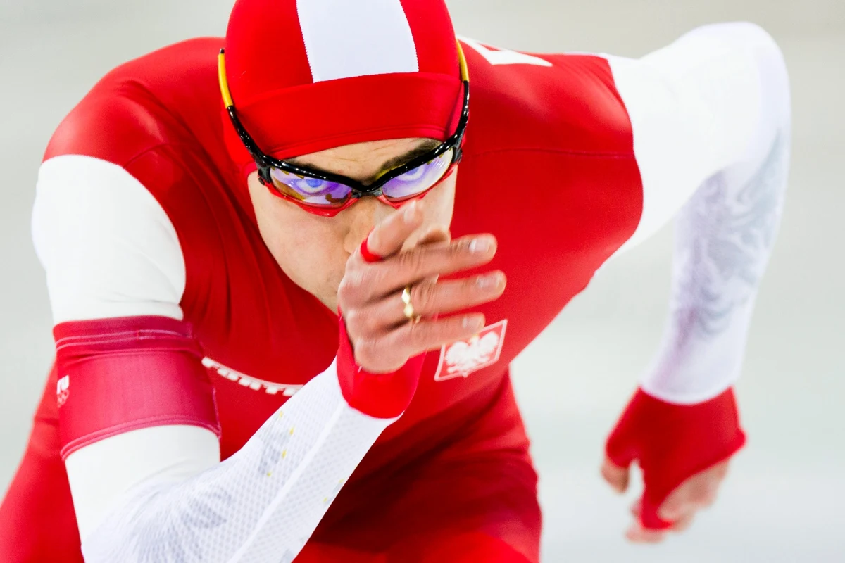 Przed startem w biegach indywidualnych w Soczi czołowi polscy łyżwiarze szybcy najbardziej liczą na dobry wynik na 1500 metrów. Zbigniew Bródka i Konrad Niedźwiedzki przyznają równocześnie, że to najtrudniejszy dystans, po którym najbardziej bolą nogi, po którym ma się największe zakwaszenie, po którym najdłużej się kaszle. W rozmowie z Grzegorzem Jasińskim i Tomaszem Staniszewskim opowiadają też, że dzięki coraz lepszym wynikom i ich powtarzalności rywale zaczęli się z nimi już liczyć.