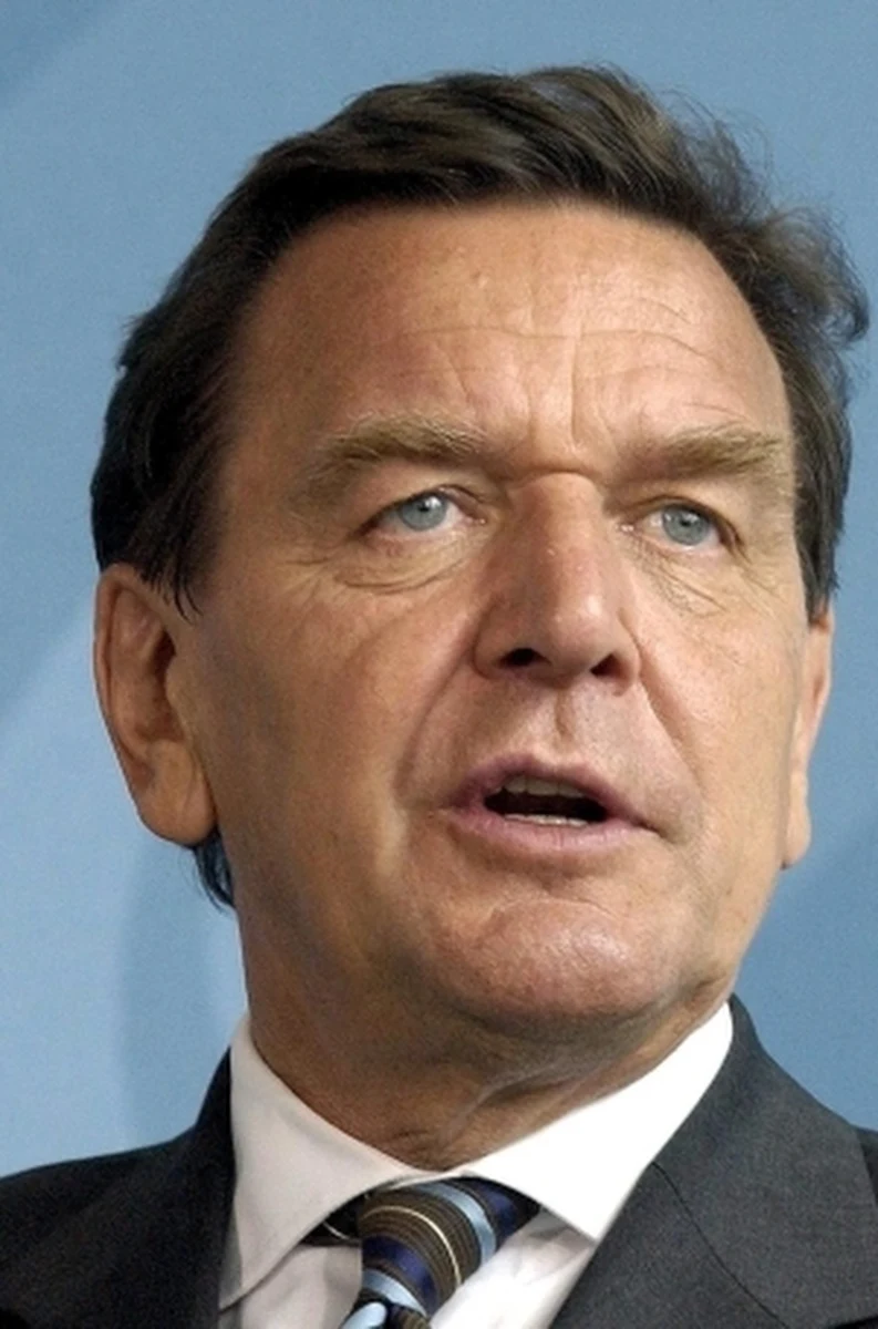 "USA nie szanują ani lojalnego sojusznika, ani suwerenności naszego kraju" – ocenił były kanclerz Niemiec Gerhard Schroeder po ujawnieniu informacji, że Amerykanie podsłuchiwali jego rozmowy telefoniczne. "Podsłuchiwanie telefonu pani kanclerz czy też kanclerza to działalność idąca jednoznacznie zbyt daleko" – dodał w rozmowie z "Bildem".