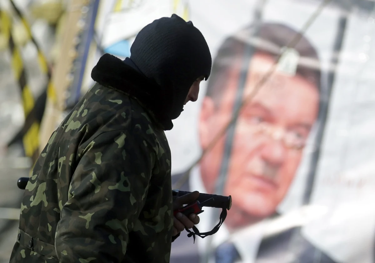 Wartość ukraińskiej waluty w stosunku do walut zachodnich spadła drastycznie, przekraczając symboliczny próg 9 hrywien za dolara. Tego samego dnia agencja ratingowa Moody's obniżyła rating długoterminowych lokat w dewizach w 12 ukraińskich bankach. 