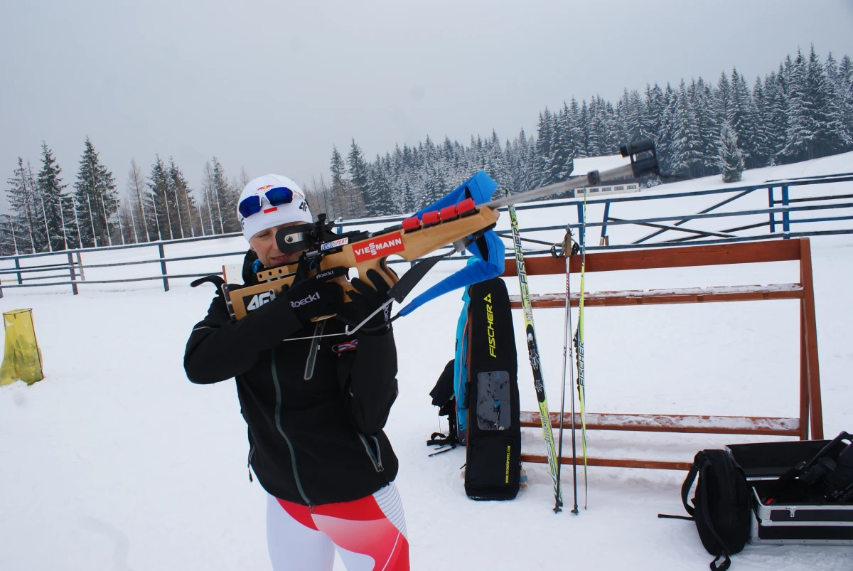 Karabin to dla biathlonistek i biathlonistów najważniejszy element sprzętu: indywidualnie dopasowany, nieoddawany w cudze ręce, ma gwarantować sukces na strzelnicy. Weronika Nowakowska-Ziemniak nazywa swój karabin Zbyszkiem. Krystyna Pałka mówi na swój po prostu... karabin. Podczas spotkania na swojej ulubionej strzelnicy w Kirach wicemistrzyni świata opowiada Grzegorzowi Jasińskiemu o tajnikach tej broni.