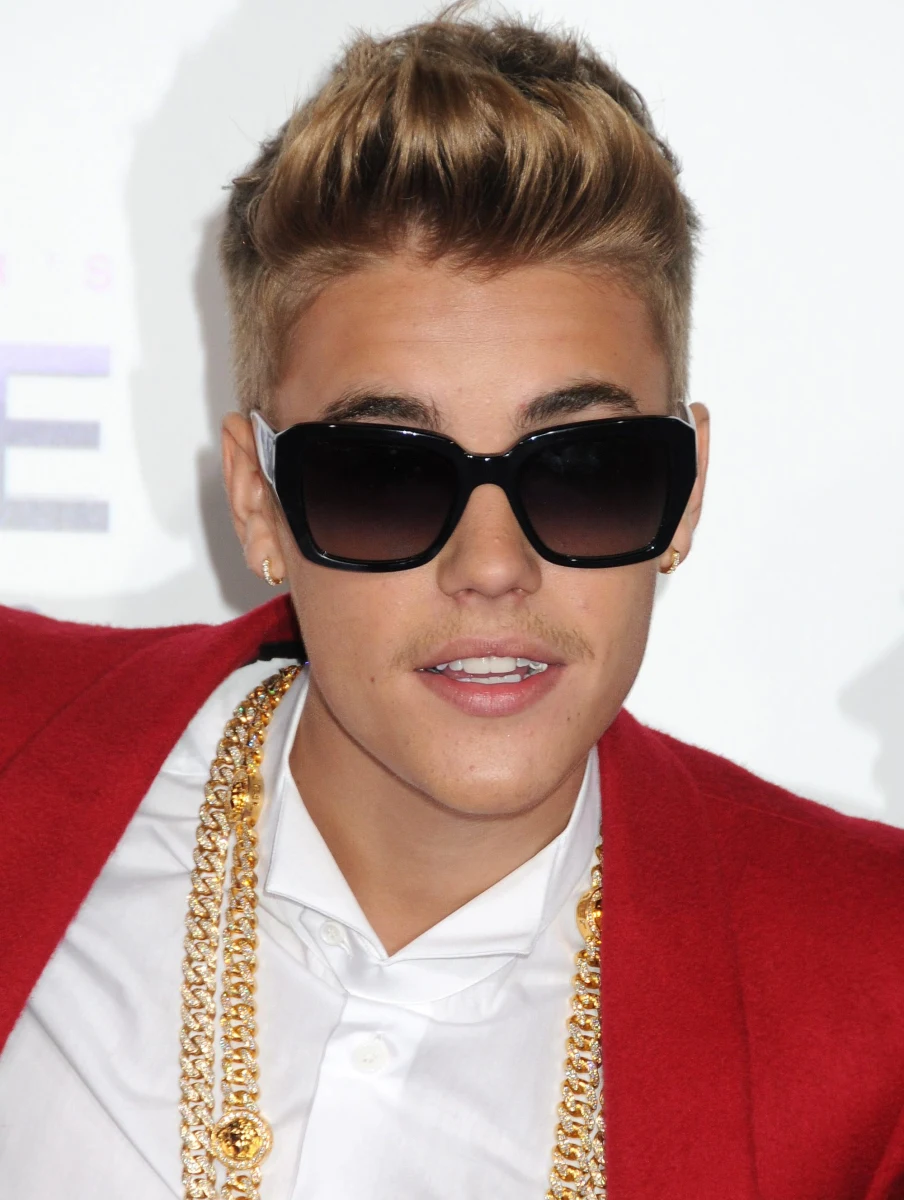 Amerykańska telewizja NBC News informuje o kolejnym szokującym incydencie z Justinem Bieberem w roli głównej. Idol nastolatek zatrzymany niedawno za udział w nielegalnym wyścigu samochodowym tym razem przesadził z marihuaną. Samolot, którym wraz z ojcem i przyjaciółmi leciał na finał Super Bowl był do tego stopnia pogrążony w oparach "zioła", że piloci musieli założyć maski tlenowe. 