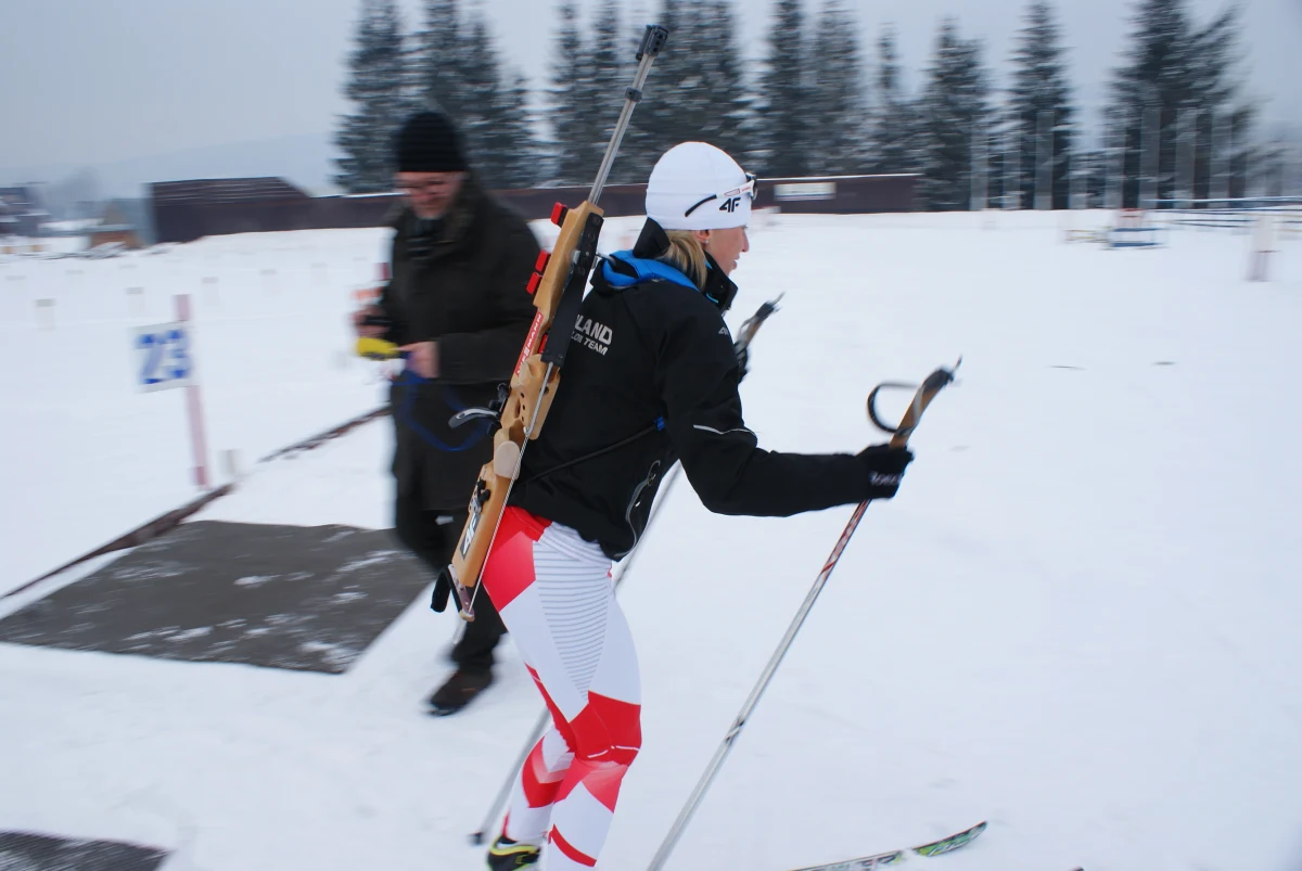 By docenić to, co robią biathloniści, trzeba zobaczyć ich w akcji na strzelnicy. Wicemistrzyni świata Krystyna Pałka zaprosiła RMF FM na swój ulubiony obiekt w Kirach i wyjaśniła dokładnie, czym różnią się strzelania w pozycji leżąc i stojąc. Pokazała też, że można strzelać bezbłędnie nawet w trakcie wywiadu radiowego, choć... nie udaje się to za każdym razem. Zobaczcie, czy mimo wszystko udało się uniknąć rundy karnej!