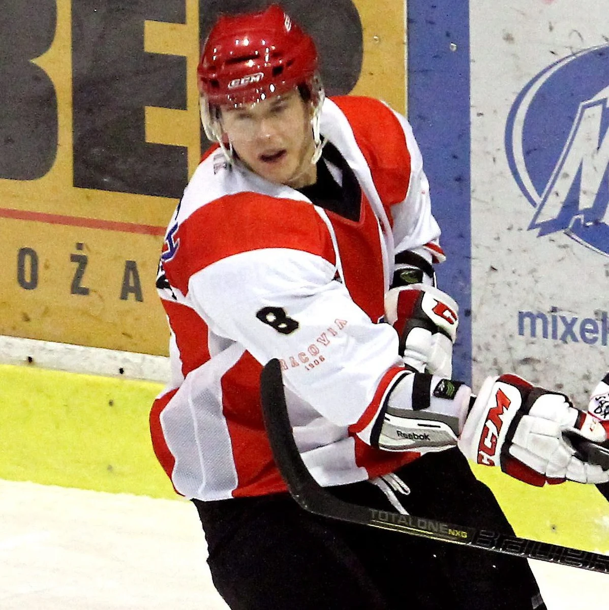 "Chcemy pokazać jak najlepszy hokej, pokazać, że stać nas na wygranie z Węgrami i Włochami. A w meczu z Białorusią chcielibyśmy sprawić niespodziankę i miło zaskoczyć kibiców. Łatwo nie będzie, to bardzo mocny zespół, ale będziemy walczyć i gryźć lód" - mówi RMF FM Aron Chmielewski tuż przed turniejem Euro Ice Hockey Challenge w Gdańsku. "Cieszymy się, że możemy grać z takim zespołem, jakim jest Białoruś, bo tylko takie mecze mogą nas czegoś nauczyć" - podkreśla. Pytany, jak wyglądały treningi w czasie krótkiego zgrupowania, odpowiada: "Pracowaliśmy głównie nad tym, żeby poprawić zgranie. To jest największy problem: mamy za mało zgrupowań i za mało czasu, żeby się zgrać".