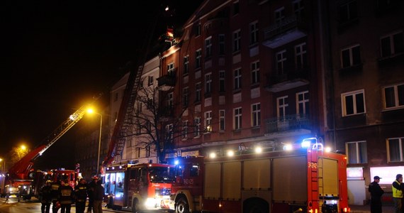 ​Trzy osoby zginęły w nocnym pożarze w kamienicy w Kaliszu. Pięciu lokatorów podtruło się czadem. Ponad 20 osób spędziło noc poza domem. Na razie nie wiadomo, co było przyczyną tragedii.