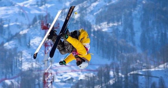 Dzień przed jutrzejszą ceremonią otwarcia igrzysk w Soczi rozpoczną się zmagania w snowboardowym slopestyle, jeździe po muldach i drużynowym łyżwiarstwie figurowym. W żadnej z tych konkurencji nie startują Polacy. Na ich starty kibice muszą poczekać do soboty.