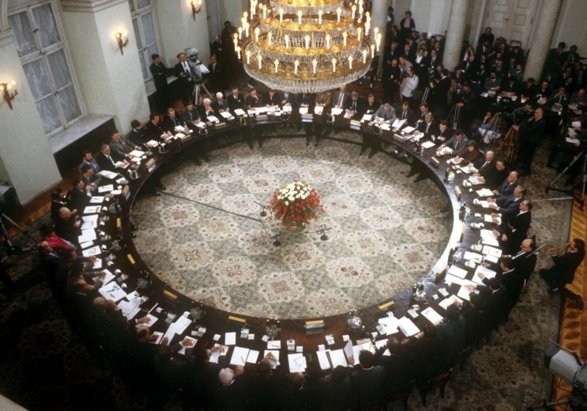 Dokładnie ćwierć wieku temu, 6 lutego 1989 r. w Warszawie rozpoczęły się obrady Okrągłego Stołu. Zapoczątkowały upadek komunizmu i przemiany polityczne nie tylko w Polsce, ale również w całej Europie Środkowo-Wschodniej. 