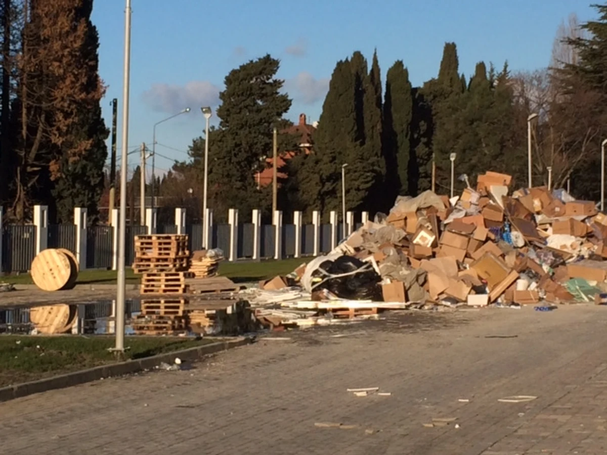 Choć oficjalnie igrzyska olimpijskie w Soczi nie zostały jeszcze otwarte, pierwsi zawodnicy rozpoczęli już rywalizację. Zanim na dobre zajmiemy się sportową walką, spójrzmy jeszcze na samo miasto. Przygotowania do zawodów wciąż bowiem jeszcze trwają. Jak donosi z Soczi nasza specjalna korespondentka Małgorzata Steckiewicz, widać to na każdym kroku.