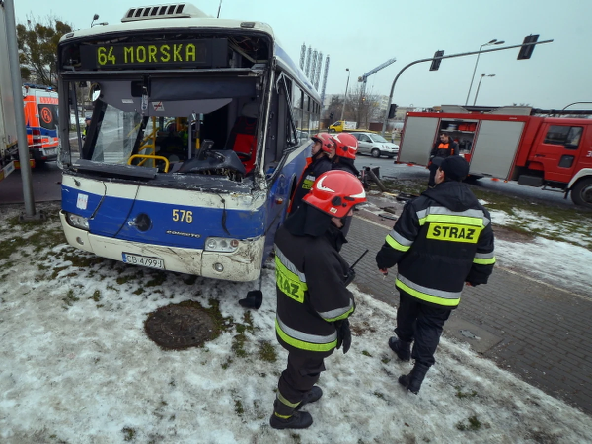 Zderzenie ciężarówki z autobusem komunikacji miejskiej na rondzie Skrzetuskim w Bygdoszczy. Do szpitali trafiło 7 osób.
