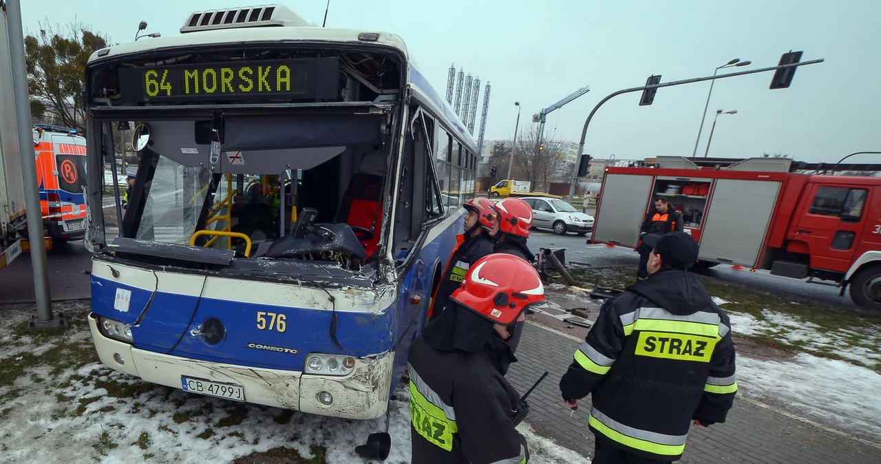 Zderzenie autobusu MZK z samochodem ciężarowym na rondzie Skrzetuskim w Bydgoszczy