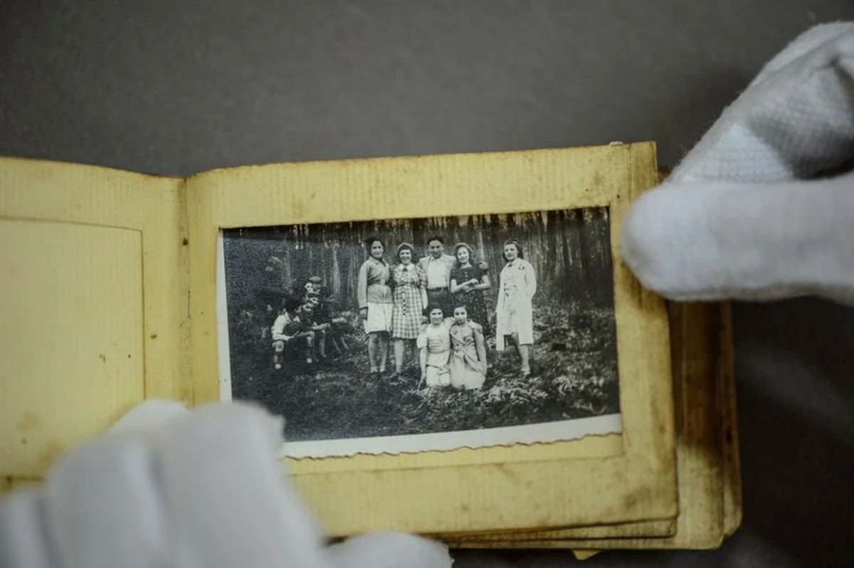 Do Państwowego Muzeum na Majdanku trafił album ze zdjęciami będący własnością niemieckiej Żydówki, która prawdopodobnie zginęła w obozie zagłady w Sobiborze. Dziewczyna wywieziona na Wschód wzięła ze sobą fotografie swoich przyjaciół. ​Książeczkę z 13 zdjęciami znalazł w 1942 roku w przydrożnym rowie, po przejściu transportu Żydów, 9-letni wówczas chłopiec, Stanisław Zdun. 