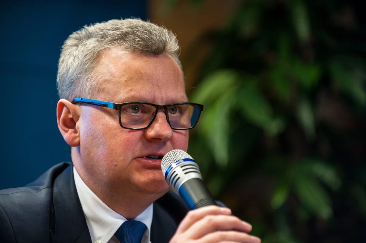 Były minister skarbu Aleksander Grad powoli przejmuje kontrolę w częściowo państwowej spółce Tauron Polska Energia. Na razie jest tam członkiem rady nadzorczej, ale w najbliższy poniedziałek może wejść do zarządu, a jeszcze w pierwszym półroczu zostać prezesem.