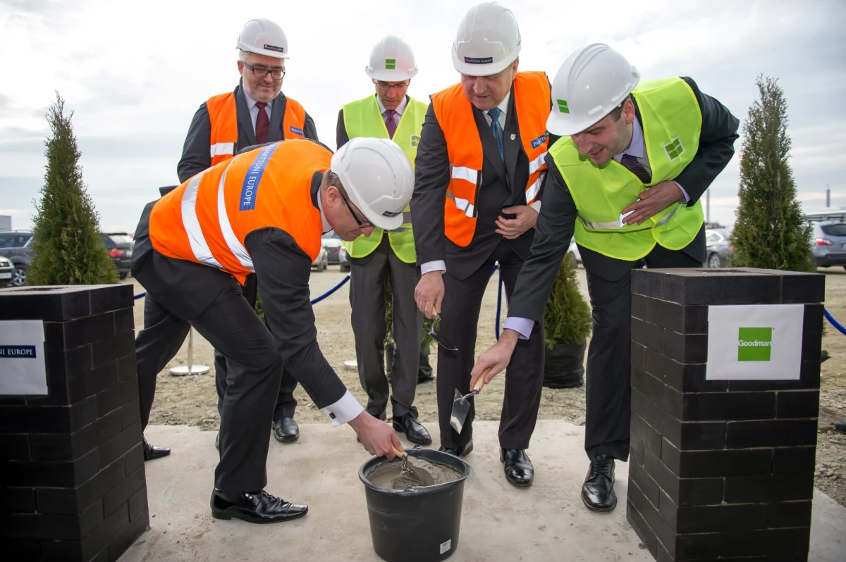 Wkopano kamień węgielny pod powstającą w Bielanach Wrocławskich inwestycję firmy Amazon - jednej z największych internetowych sieci handlowych na świecie. W centrum logistycznym, które ma ruszyć w drugiej połowie roku, zatrudnienie znajdzie ok. 2 tys. osób. 