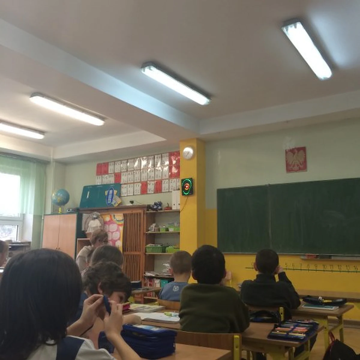 Jest ustawione na 75 decybeli i pilnuje, żeby uczniowie nie przekraczali tego poziomu głośności w klasie. Chodzi o elektroniczne ucho, które jest zainstalowane w łódzkiej Szkole Podstawowej numer 162.