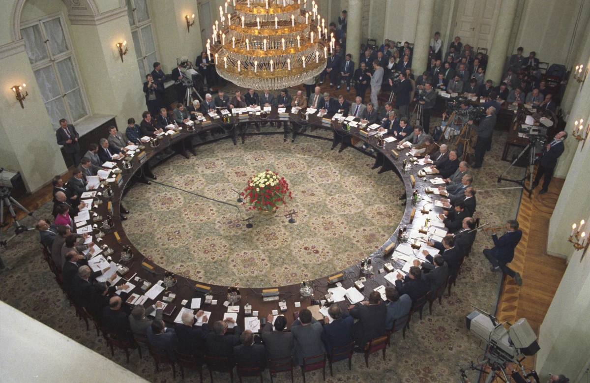 Dokładnie 25 lat temu zaczęły się obrady Okrągłego Stołu. W Pałacu Namiestnikowskim, w Warszawie, czyli w ówczesnej siedzibie Urzędu Rady Ministrów, zaczęły się rozmowy opozycji i władz PRL, które zapoczątkowały upadek komunizmu i przemiany polityczne w Polsce oraz w całej Europie Środkowo-Wschodniej. Dla wielu osób Okrągły Stół pozostaje jednak symbolem upadku Polski i początku wielkiego kryzysu społecznego. Dlaczego tak jest? Odpowiedź może kryć się w liczbach. Zobaczcie jak Polska zmieniła się od początku istnienia III RP.