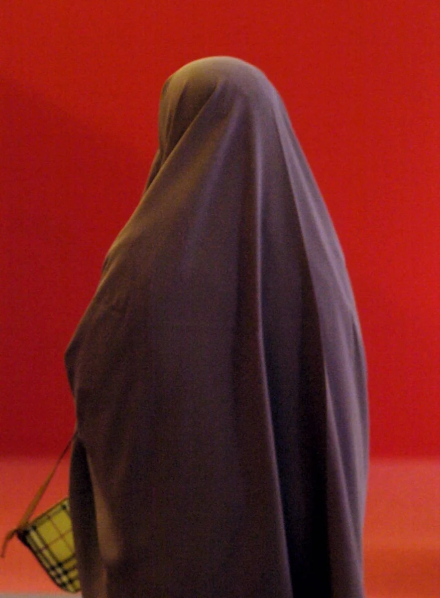 Na Uniwersytecie Króla Sauda w stolicy Arabii Saudyjskiej, Rijadzie, studentka zmarła po godzinach oczekiwania na pomoc z powodu zawału. Władze uniwersyteckie nie dopuściły do niej ekipy pogotowia ratunkowego, ponieważ składała się z mężczyzn.