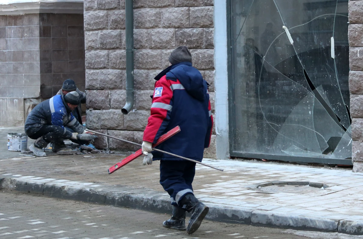 Podwójne toalety, routery zwisające z sufitu jak upiorne pnącza, oberwane kinkiety, absurdalne infografiki, portrety Putina i zgniłobrązowa ciecz w kranach. Tak prezentują się nieuprzątnięte kąty na wielkim placu budowy, który za sprawą olimpijskiego znicza przemienił się w świątynię sportów zimowych. Zapewne w trakcie rozgrywania igrzysk jeszcze niejeden kawałek regipsu oderwie się od ściany i niejeden mieszkaniec Soczi zmuszony będzie radzić sobie bez podstawowych mediów, ale na Boga, udało się! I jak mówi w filmie "Igrzyska Putina" burmistrz miasta Anatolij Pachomow: "U nas jest teraz lepiej niż w Cannes!". Przynajmniej do 23 lutego - potem niech się dzieje, co chce...