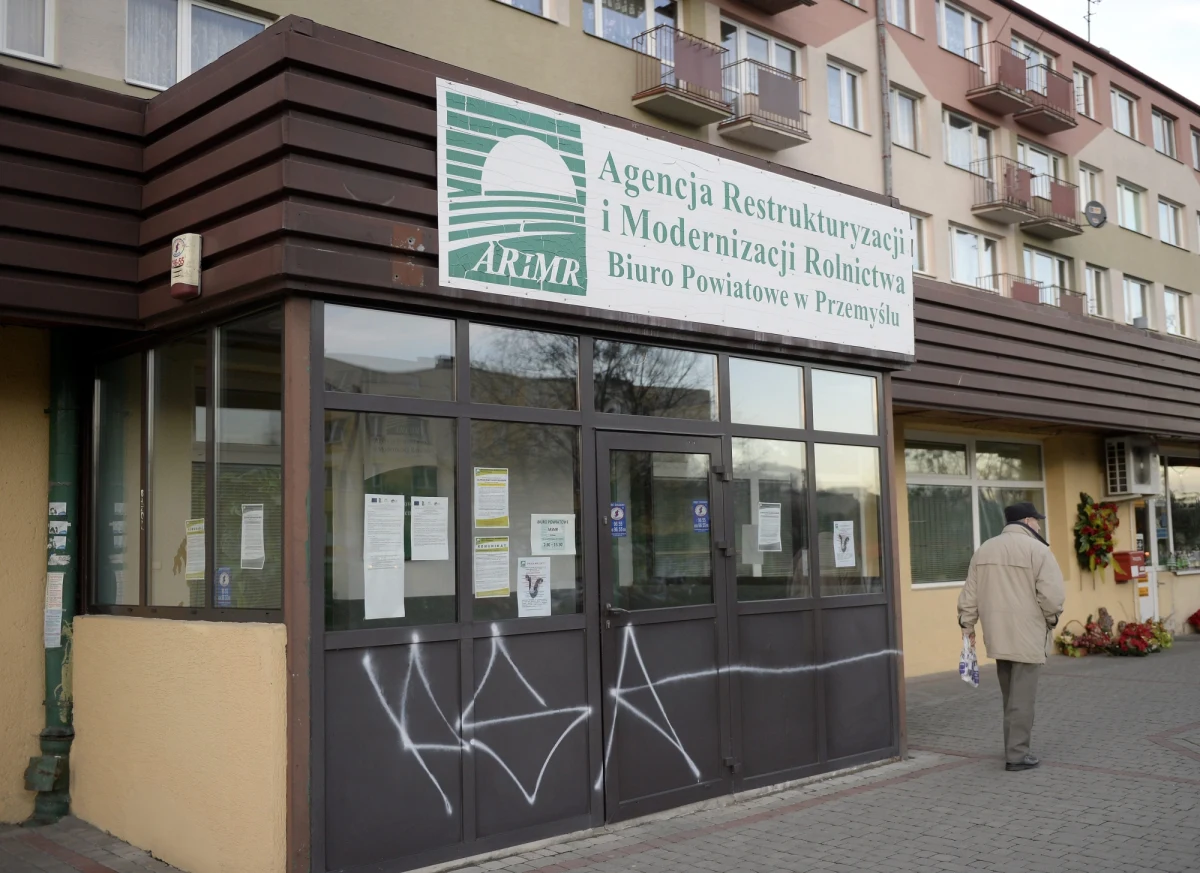 CBA bada liczne nieprawidłowości, m.in. nepotyzm w Agencji Restrukturyzacji i Modernizacji Rolnictwa. Wykryła je Kancelaria Prezesa Rady Ministrów - pisze "Rzeczpospolita".  