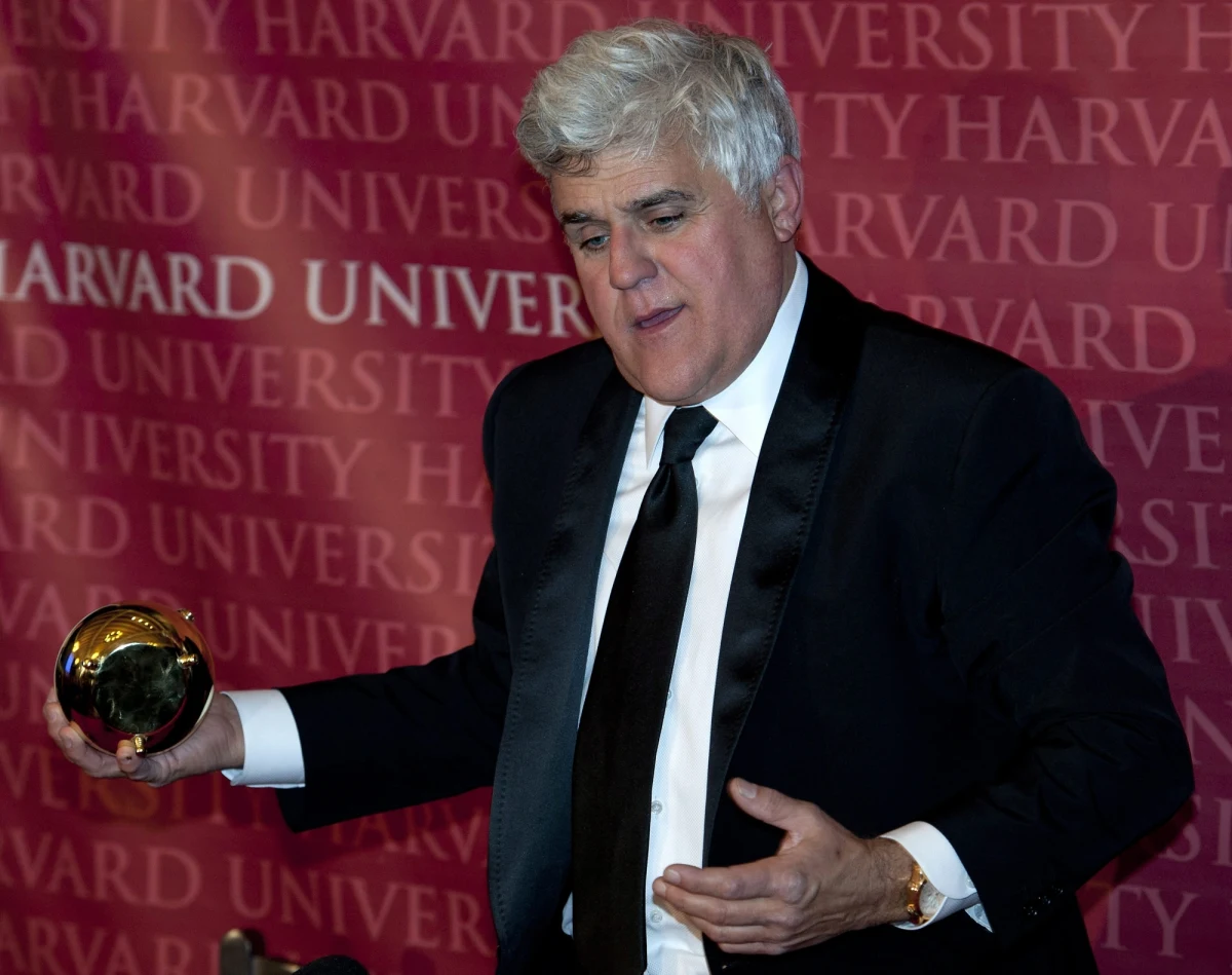 Prezenter, showman i satyryk Jay Leno pożegnał się z "TheTonight Show", który prowadził w telewizji NBC przez 22 lata. W ostatnim programie z Leno jako prowadzącym wzięło udział wiele gwiazd i znanych osobistości, m. in. Billy Crystal, Oprah Winfrey, Carol Burnett i Garth Brooks.