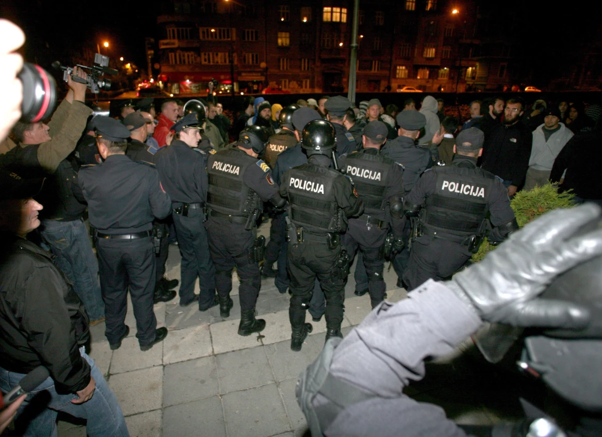 Ponad 130 osób, w tym 104 policjantów, zostało rannych w Tuzli na północy Bośni podczas protestów przeciwko bezrobociu i bezczynności władz. Demonstracje, których uczestnicy zarzucali władzom wyprzedaż majątku odbyły się też w Sarajewie, Zenicy i Bihaciu. 