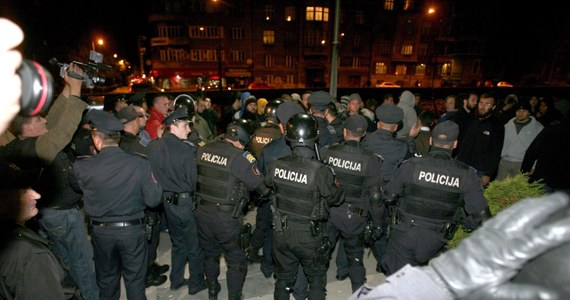Ponad 130 osób, w tym 104 policjantów, zostało rannych w Tuzli na północy Bośni podczas protestów przeciwko bezrobociu i bezczynności władz. Demonstracje, których uczestnicy zarzucali władzom wyprzedaż majątku odbyły się też w Sarajewie, Zenicy i Bihaciu. 