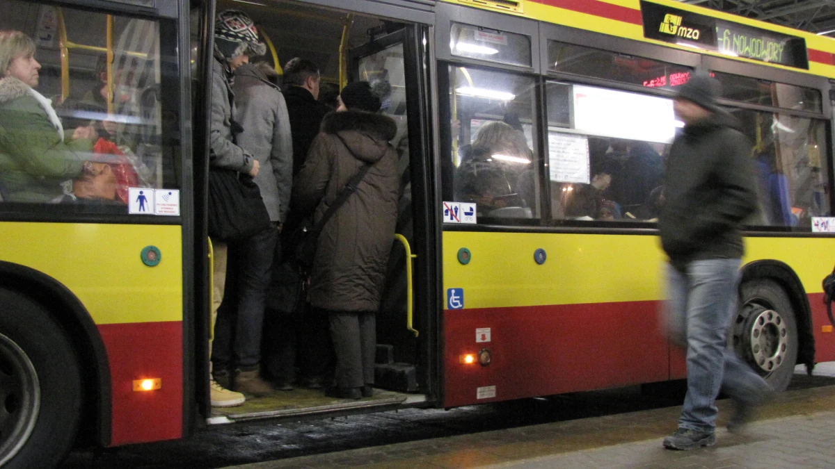 Tłok, ścisk i walka o miejsce - tak według słuchaczy RMF FM wygląda podróż w godzinach szczytu warszawskimi autobusami E6 i E8. Na liniach, które łączącą Młociny i Nowodwory, autobusy są przepełnione do granic możliwości. Nasi dziennikarze postanowili interweniować w tej sprawie. 