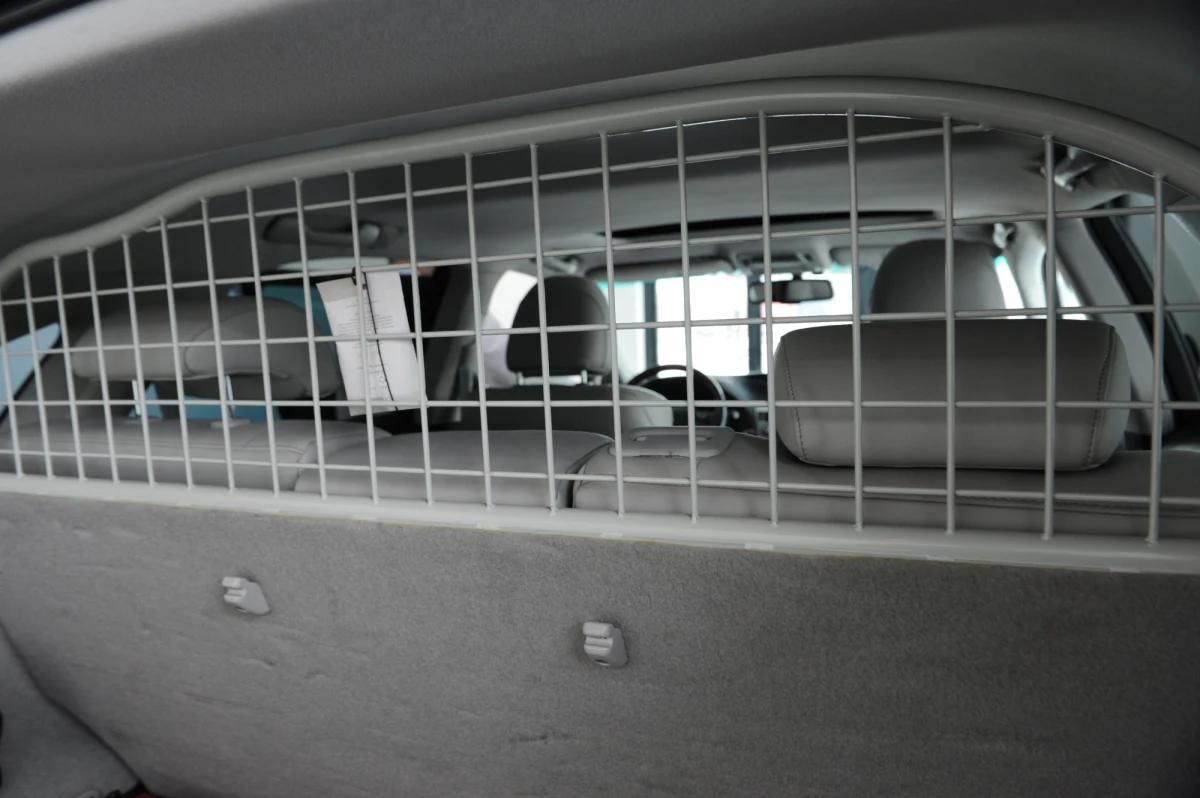 Zakup samochodu na własną firmę będzie droższy. Posłowie uchwalili ustawę o ograniczeniu możliwości odliczania VAT za zakup auta "z kratką".