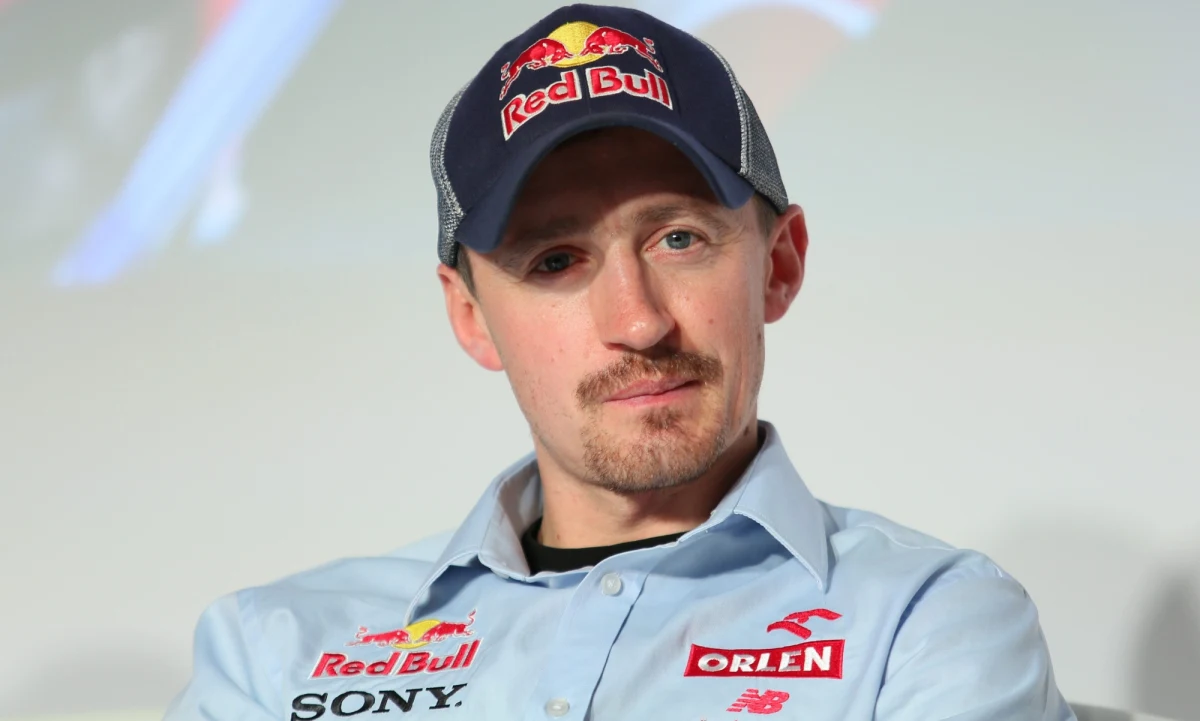 "Kamil Stoch na pewno jest głównym faworytem i na średniej, i na dużej skoczni. Jest bardzo dobrym zawodnikiem i pokazuje, kto tu teraz rządzi" - mówi Gość Krzysztofa Ziemca w RMF FM, Adam Małysz. "Pozostali koledzy również nie są w złej formie. Każdy z naszych skoczków ma szanse być co najmniej w pierwszej piątce" - przewiduje. 