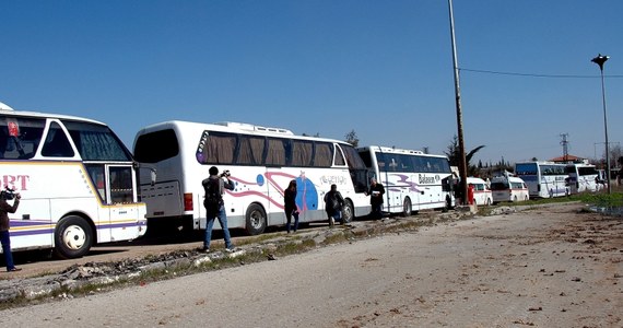 Z syryjskiego miasta Hims ewakuowano pierwszą grupę mieszkańców na mocy porozumienia uzgodnionego między ONZ a władzami w Damaszku. Trzy autokary z uchodźcami w asyście pracowników Arabskiego Półksiężyca dotarły do punktu kontrolnego poza miastem. 