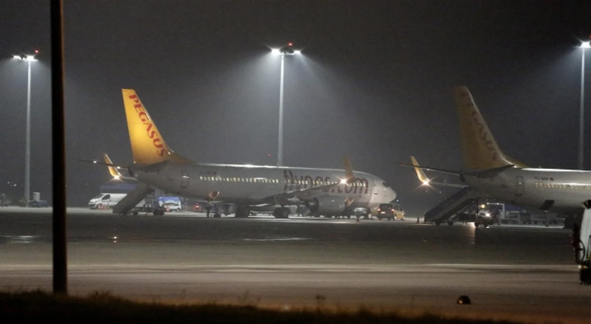Jeden z pasażerów próbował porwać samolot tureckich linii lotniczych Pegasus lecący z Charkowa do Stambułu. Mężczyzna groził, że zdetonuje na pokładzie bombę, jeśli maszyna nie zawróci do Soczi. 
