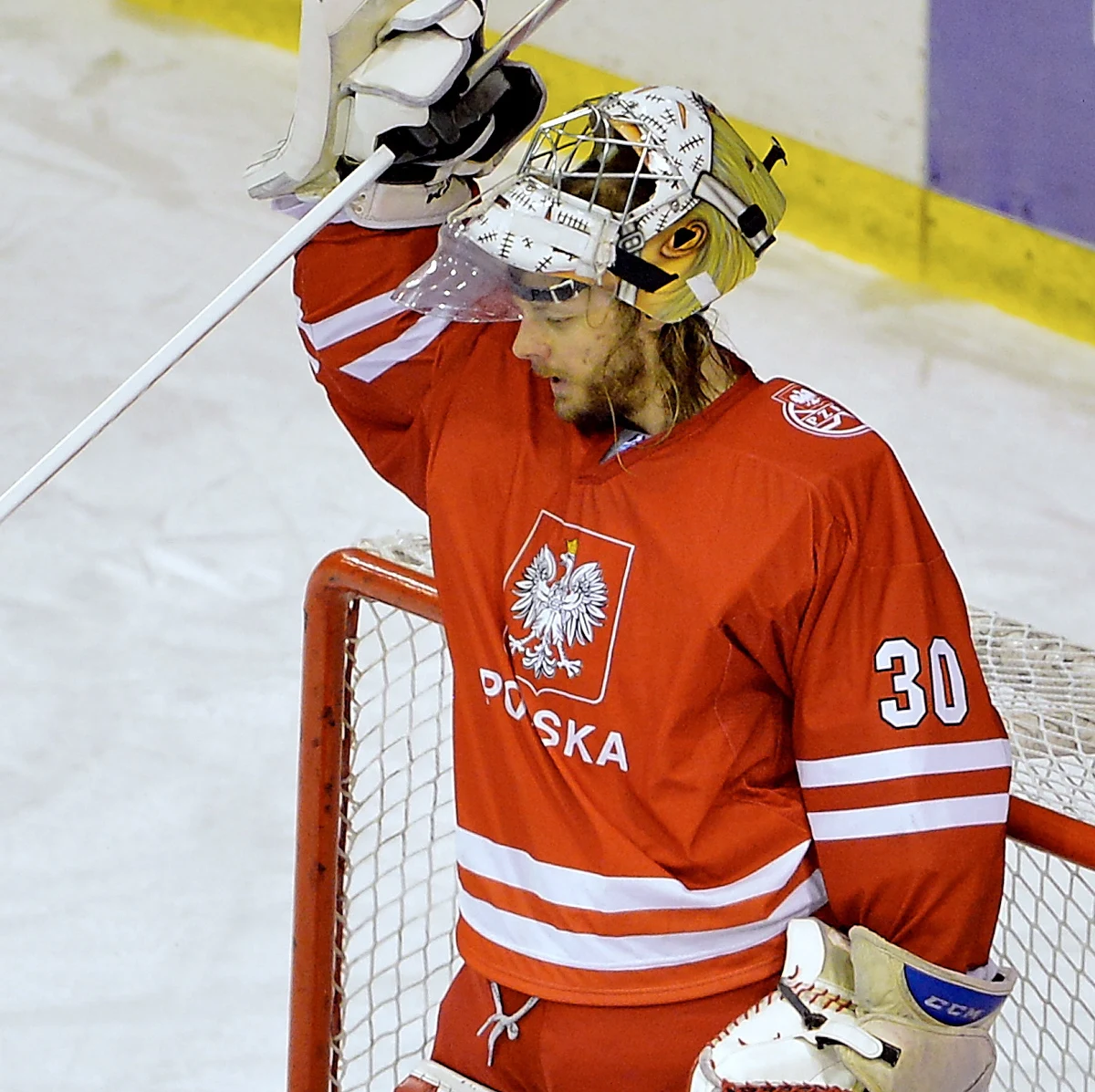 "Moim zadaniem jest nie wpuszczać bramek, więc można powiedzieć, że mam do siebie pretensje o dwie bramki" - podsumowuje przegrany 1:2 mecz z Węgrami na Euro Ice Hockey Challenge bramkarz polskiej kadry Przemysław Odrobny. "W przypadku drugiego gola - faktycznie, strzał z daleka, nie powinienem sobie pozwolić, żeby go wpuścić. Poszedł po rykoszecie i może dlatego wyglądało to tak, że ten strzał mnie zaskoczył" - mówi. Pytany o spotkanie z faworytem turnieju, Białorusią, podkreśla: "Na każdy mecz wychodzimy z takim samym nastawieniem - dać z siebie wszystko, co możemy danego dnia, i z myślą, żeby go wygrać".
