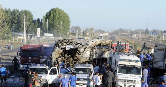 Co najmniej 18 osób zginęło, a kilkanaście zostało rannych w zderzeniu ciężarówki z autobusem w prowincji Mendoza w zachodniej Argentynie - poinformowały lokalne władze. 