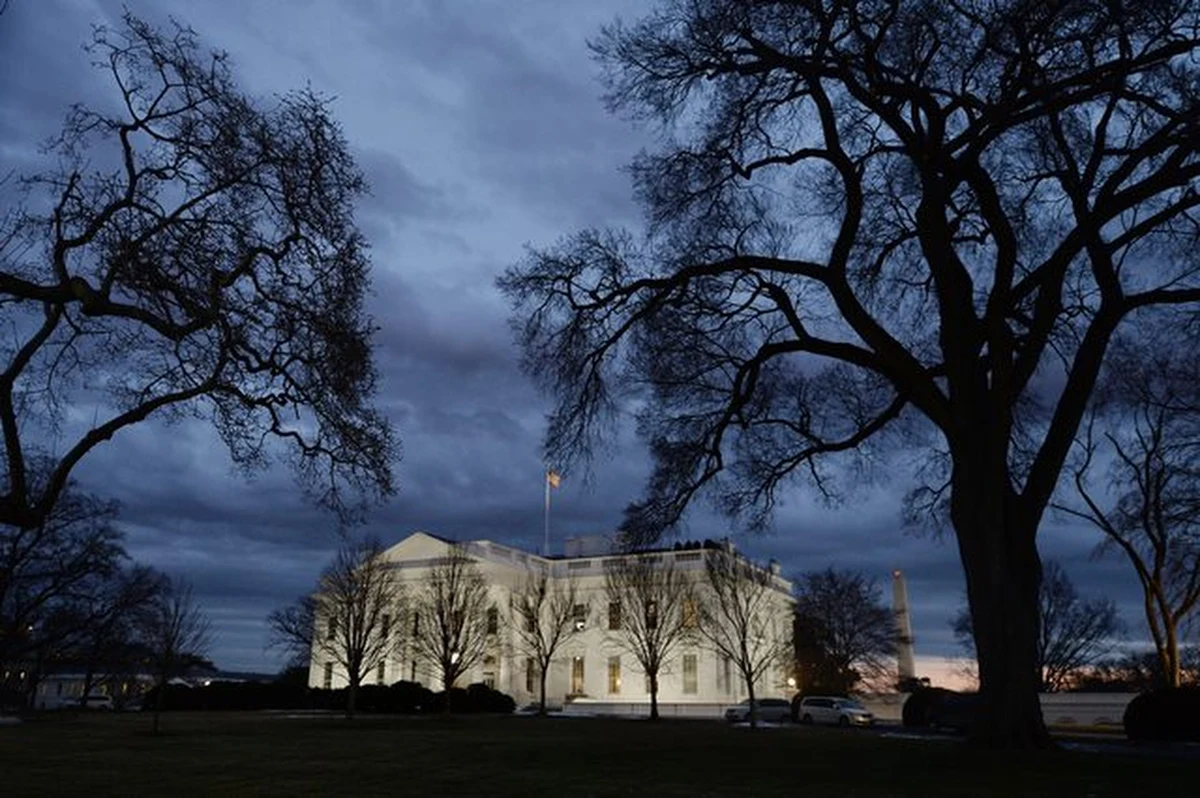 Policja aresztowała w piątek mężczyznę, który próbował sforsować ogrodzenie otaczające Biały Dom i dostać się na teren siedziby prezydenta USA. Jak poinformowała stacja telewizyjna CNN, intruz miał przy sobie dwie torby, których zawartość jest sprawdzana.
