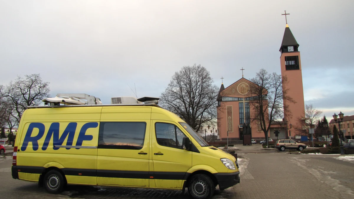 Dziś Fakty z Twojego Miasta goszczą w Sochaczewie na Mazowszu. To miasto, gdzie dla przyjemności można podróżować koleją i to w salonce gen. Jaruzelskiego. Lokalny, słodki przysmak jest gigantycznych rozmiarów, bo trzeba go liczyć w metrach – mamy na myśli największy w Polsce „Mazurek Chopina”. Na naszych stronach znajdziecie też zapis miejskiej legendy z jednym polskim władcą w roli głównej oraz pokażemy wam nieśmiertelniki polskich żołnierzy, którzy walczyli w największej bitwie kampanii wrześniowej.