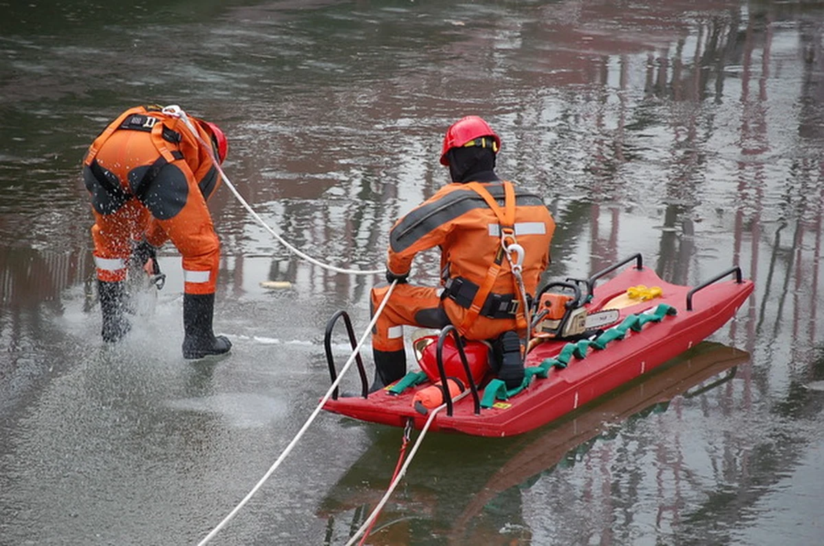 Na moście w centrum Głogowa (Dolnośląskie) przywrócono ruch kolejowy i kołowy na drodze krajowej nr 12. Był on zatrzymany z powodu zaplanowanej na sobotę akcji saperów. Wydobyli oni  z dna Odry niewybuch z czasów wojny.