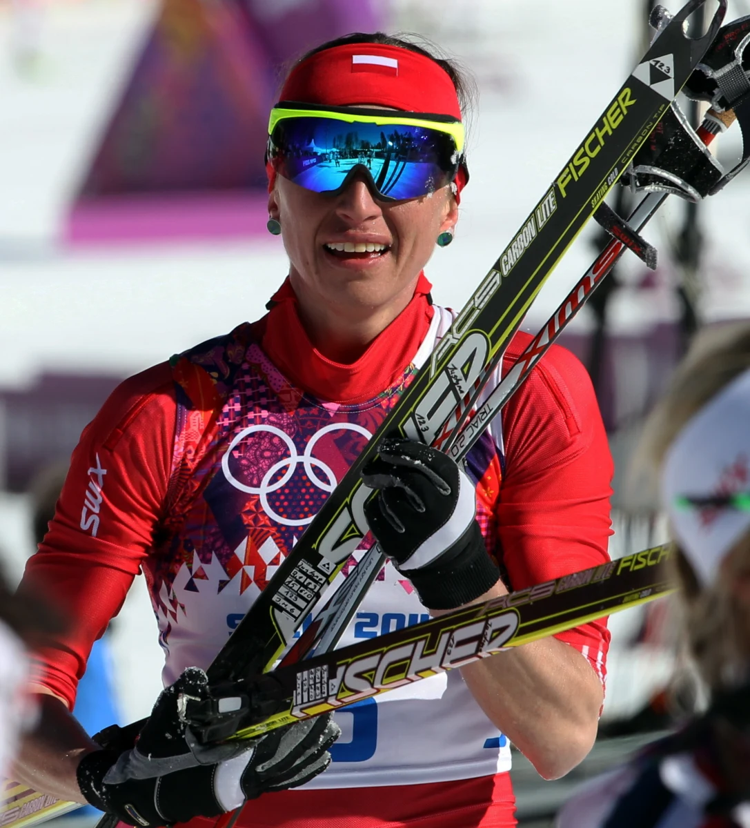 Justyna Kowalczyk rozpoczęła udział w igrzyskach w Soczi od szóstego miejsca w biegu łączonym na 15 km, ale stwierdziła, że znalazła dawkę optymizmu przed kolejnymi występami. W sobotę startowała na mocnych środkach przeciwbólowych. Polka przegrała z koalicją Skandynawek. Po raz czwarty na olimpiadzie zwyciężyła Norweżka Marit Bjoergen, a za nią linię mety minęły Szwedka Charlotte Kalla i kolejna Norweżka Heidi Weng.  