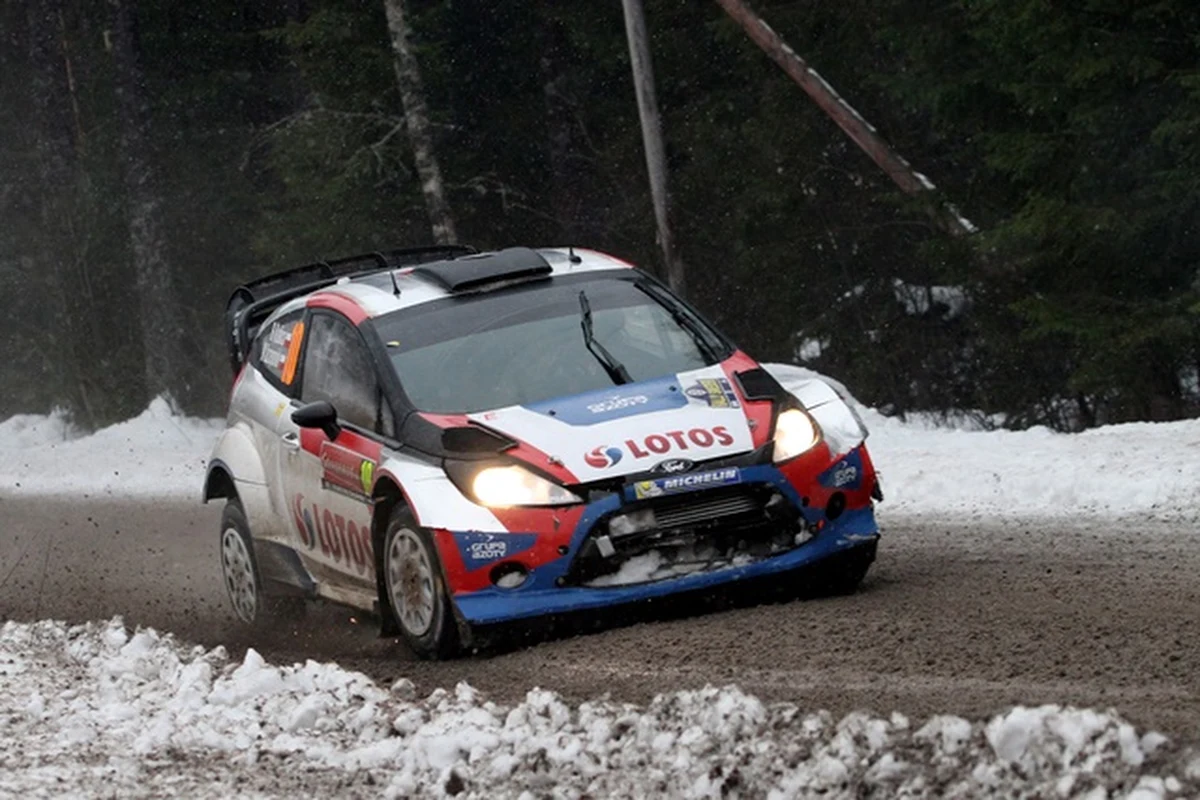 Robert Kubica (Ford Fiesta WRC) jest 28. po 20 odcinkach specjalnych Rajdu Szwecji (na półmetku ostatniego dnia rywalizacji), drugiej rundy rajdowych mistrzostw świata. Polak wjechał do rowu i stracił ponad cztery minuty. Prowadzi Fin Jari-Matti Latvala.
