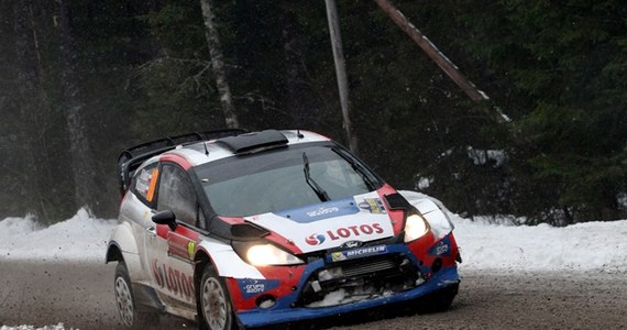 Robert Kubica (Ford Fiesta WRC) jest 28. po 20 odcinkach specjalnych Rajdu Szwecji (na półmetku ostatniego dnia rywalizacji), drugiej rundy rajdowych mistrzostw świata. Polak wjechał do rowu i stracił ponad cztery minuty. Prowadzi Fin Jari-Matti Latvala.

