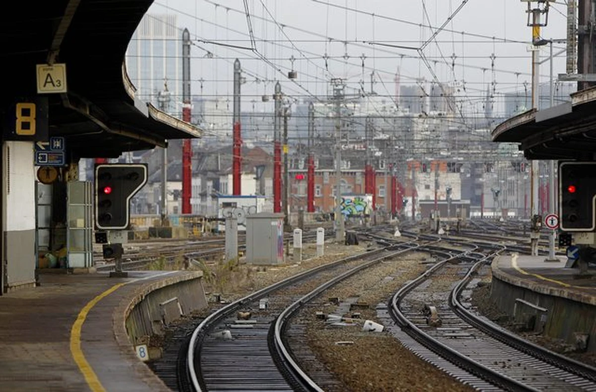 Dwie osoby zginęły, a siedem zostało rannych w sobotę przed południem, gdy wykoleił się pociąg turystyczny w departamencie Alpy Górnej Prowansji na południowym wschodzie Francji - poinformowali strażacy.