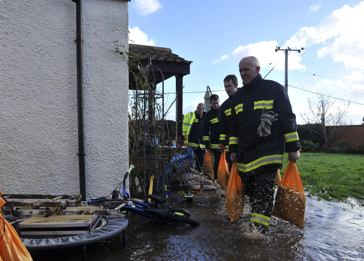 Sztorm Ruth daje się we znaki w południowej Anglii i Walii, zwłaszcza na wybrzeżu powodując znaczne szkody materialne. Siła wiatru przekracza 100 km/godz., w Kornwalii fale dochodzą do 10 m, a w niektórych miejscowościach w krótkim czasie spadło nawet 40 mm deszczu.