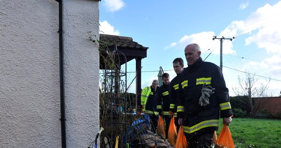 Sztorm Ruth daje się we znaki w południowej Anglii i Walii, zwłaszcza na wybrzeżu powodując znaczne szkody materialne. Siła wiatru przekracza 100 km/godz., w Kornwalii fale dochodzą do 10 m, a w niektórych miejscowościach w krótkim czasie spadło nawet 40 mm deszczu.