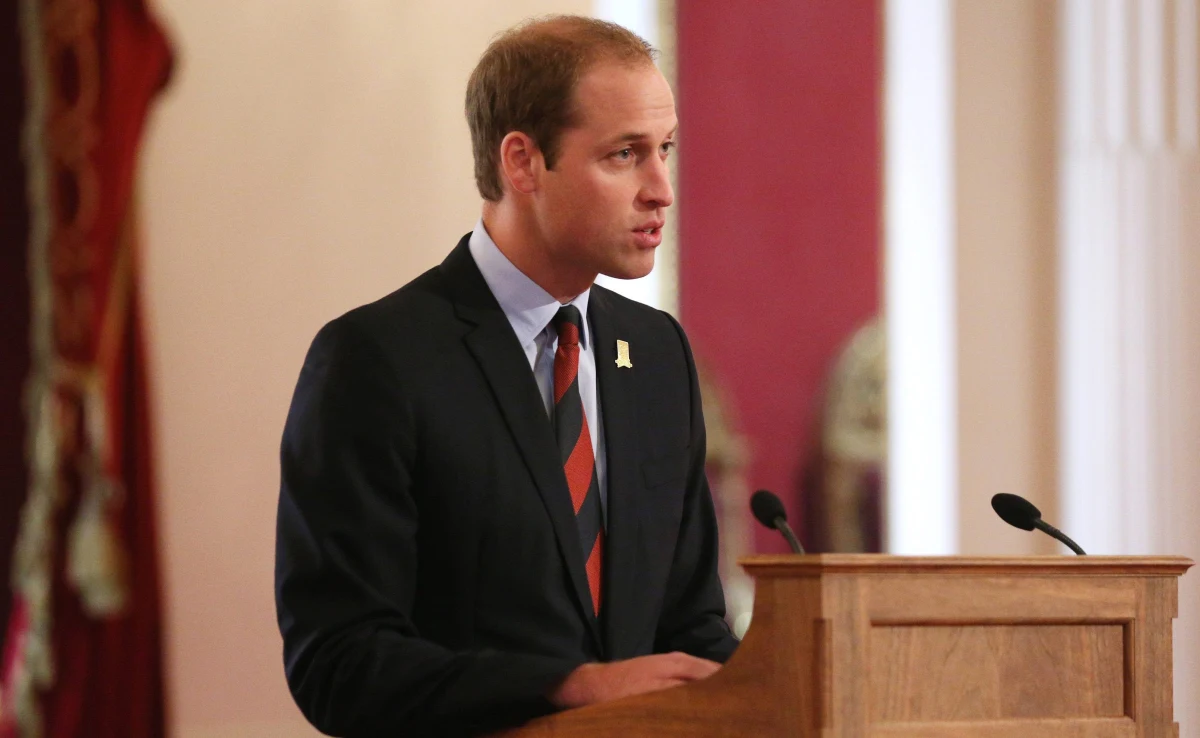 Książę William, drugi w kolejce do brytyjskiego tronu, znalazł się w ogniu krytyki po tym, jak przed inauguracją organizacji charytatywnej propagującej ochronę słoni i nosorożców wraz z bratem zapolował w Hiszpanii na dzika i jelenia. Sprawę nagłośnił tabloid "The Sun".