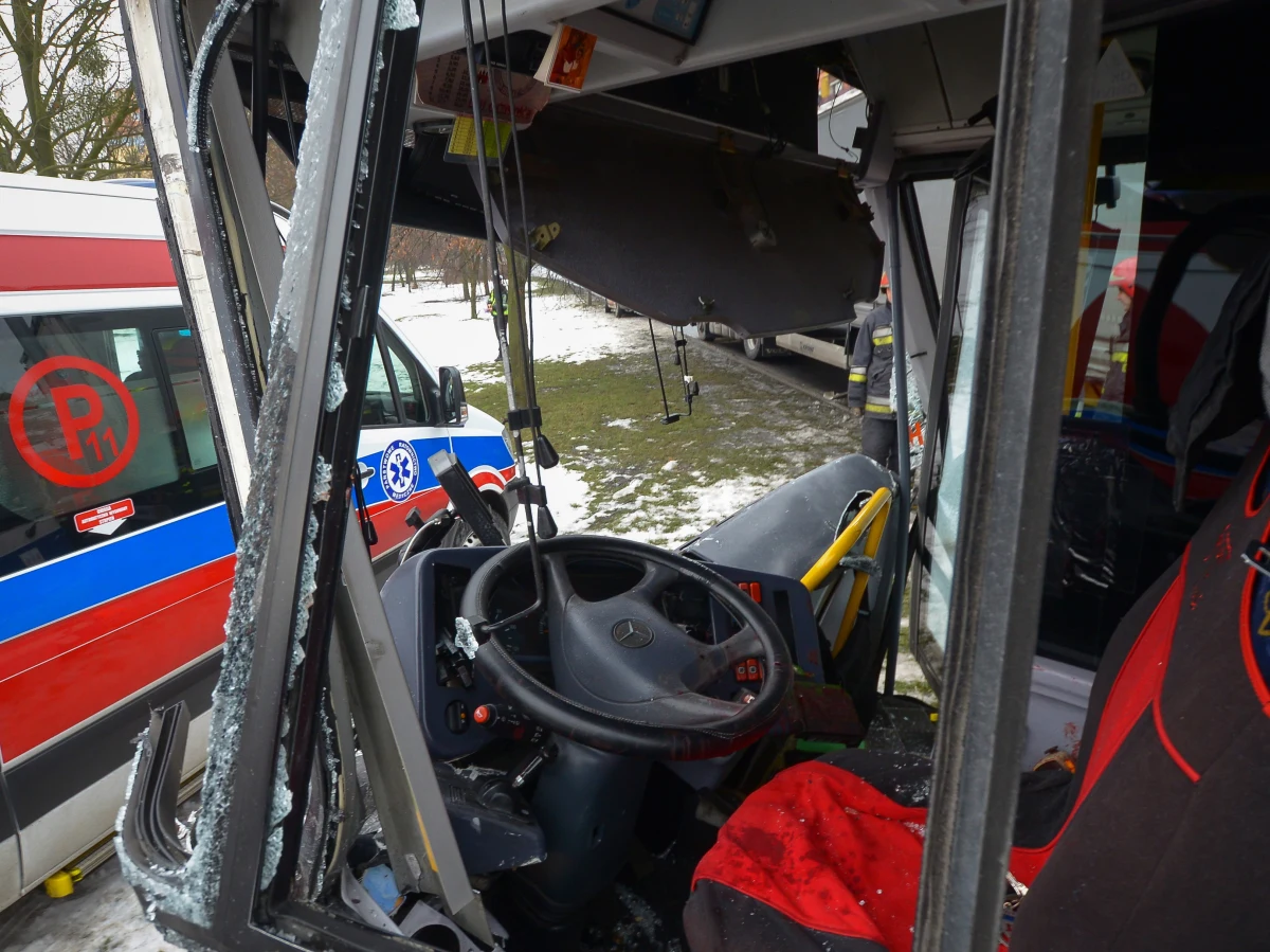 Prokuratura w Bydgoszczy wszczęła śledztwo w sprawie wypadku na Rondzie Skrzetuskim - informuje reporter RMF FM Paweł Balinowski. W zderzeniu ciężarówki z autobusem komunikacji miejskiej zostało rannych siedem osób.