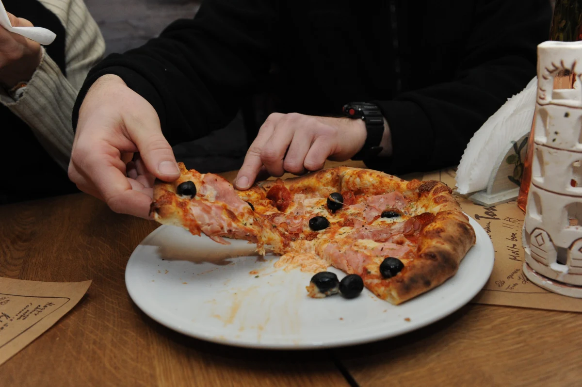 To przysmak, który uwielbia chyba każdy. Pizzę chętnie zamawiamy w restauracjach, niekiedy zamawiamy na telefon z dostawą do domu. Rzadziej przygotowujemy sami w domu. A może warto spróbować? To przepis, który prezentujemy z okazji przypadającego dziś Międzynarodowego Dnia Pizzy. 