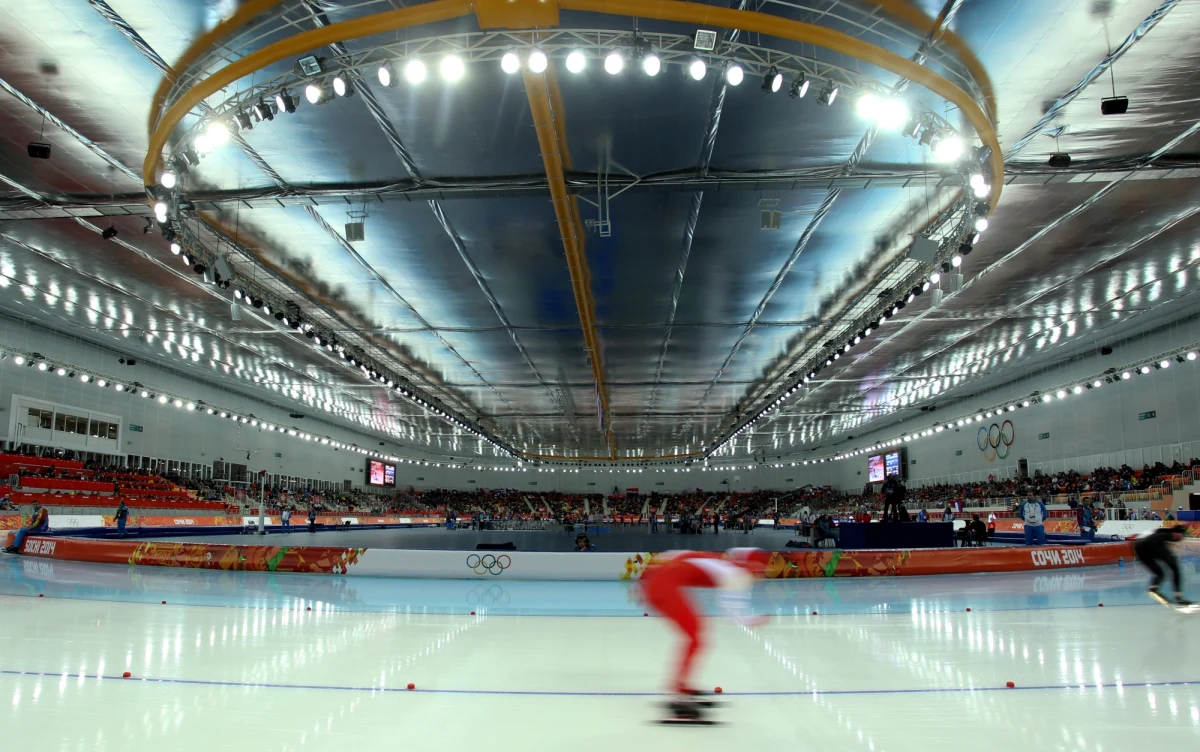 Katarzyna Bachleda-Curuś została zdyskwalifikowana po wyścigu na 3000 m łyżwiarek szybkich w igrzyskach olimpijskich w Soczi. Zwyciężyła Holenderka Irene Wuest, srebrny medal zdobyła Czeszka Martina Sablikova, a brązowy Rosjanka Olga Graf. 